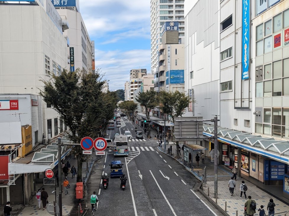 Photo of the main street of Yokosuka from the Y-deck